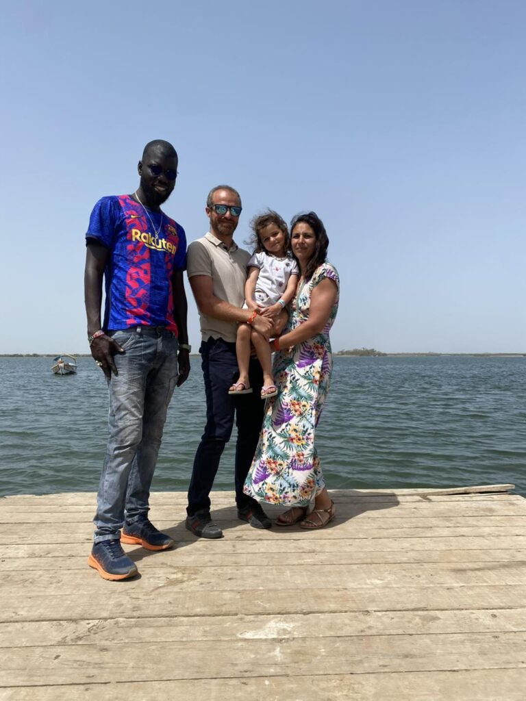 Guide de voyage Sénégal : Tout ce qu’il faut savoir pour préparer votre séjour
Le Sénégal est l’une des destinations les plus attractives d’Afrique de l’Ouest. Entre ses plages magnifiques, ses parcs naturels et ses villes historiques, le pays offre une grande diversité d’expériences. Ce guide de voyage senegal vous aide à préparer votre séjour, à choisir les meilleures destinations et à vivre une expérience inoubliable.
Que vous soyez amateur de nature, de culture ou d’aventure, ce guide de voyage senegal vous permettra de découvrir les endroits les plus intéressants et de mieux organiser votre voyage.
Pourquoi visiter le Sénégal
Le pays est connu pour son hospitalité, appelée Teranga. Ce guide de voyage senegal vous permet de comprendre pourquoi cette destination attire de plus en plus de visiteurs chaque année.
Le climat est agréable, les habitants sont accueillants et les paysages sont variés. Vous pouvez profiter des plages, des réserves naturelles et des villages traditionnels.
Le Sénégal est également une destination sûre pour les voyageurs.
Les meilleures destinations à découvrir
Ce guide de voyage senegal recommande plusieurs destinations incontournables.
Dakar, la capitale, est une ville dynamique avec des marchés, des musées et des restaurants.
Saly est la principale station balnéaire, idéale pour les vacances.
Saint-Louis est une ville historique avec une architecture coloniale unique.
Le désert de Lompoul offre une expérience exceptionnelle avec ses dunes.
Le delta du Sine Saloum est parfait pour découvrir la nature.
Ces destinations font partie des incontournables de ce guide de voyage senegal.
Les meilleures excursions à faire
Les excursions sont l’une des meilleures façons de découvrir le pays. Ce guide de voyage senegal recommande plusieurs activités.
Le safari à la Réserve de Bandia permet d’observer des animaux sauvages.
La visite de l’île de Gorée permet de découvrir l’histoire.
La lagune de la Somone offre une excursion nature.
Le désert de Lompoul permet de vivre une aventure unique.
Chaque excursion enrichit votre expérience.
La culture et les traditions
La culture est un élément important de ce guide de voyage senegal. Le pays possède une grande richesse culturelle.
Vous pouvez visiter les marchés traditionnels, découvrir la musique locale et rencontrer les habitants.
Les traditions sont très présentes dans la vie quotidienne.
Cela rend votre voyage plus intéressant.
Quand partir au Sénégal
La meilleure période recommandée dans ce guide de voyage senegal est entre novembre et juin.
Le climat est plus agréable pendant cette période.
La saison des pluies se situe entre juillet et octobre.
Il est toujours possible de voyager, mais certaines excursions peuvent être plus difficiles.
Les moyens de transport
Ce guide de voyage senegal recommande de choisir un transport adapté pour vos déplacements.
Vous pouvez utiliser des véhicules privés avec chauffeur.
C’est la solution la plus confortable.
Cela permet de visiter plusieurs destinations.
Les conseils pratiques
Ce guide de voyage senegal recommande de respecter les traditions locales.
Il est conseillé de porter des vêtements adaptés.
Il est également recommandé de boire de l’eau en bouteille.
Les habitants sont accueillants et respectueux.
Les expériences authentiques
Ce guide de voyage senegal recommande de vivre des expériences authentiques.
Vous pouvez visiter des villages, découvrir l’artisanat et rencontrer les habitants.
Vous pouvez aussi assister à l’arrivée des pêcheurs.
Ces expériences sont uniques.
Pourquoi choisir un guide local
Un guide de voyage senegal recommande de faire appel à un guide local.
Il connaît parfaitement le pays.
Il peut organiser les excursions.
Il assure votre sécurité.
Votre voyage devient plus agréable.
Conclusion
Ce guide de voyage senegal vous aide à préparer votre séjour et à découvrir les meilleures destinations.
Le Sénégal offre des paysages magnifiques, une culture riche et des expériences uniques.
Votre voyage sera inoubliable.